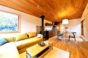 ウォルナットの天井で部屋全体に温もりを