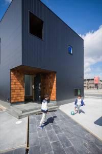 エクステリアはブラックで統一