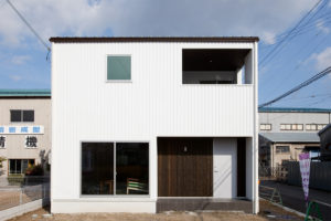 外観、内装ともにシンプル＆ナチュラルでコーディネート