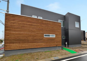 迫力のあるレッドシダーが外観の特徴